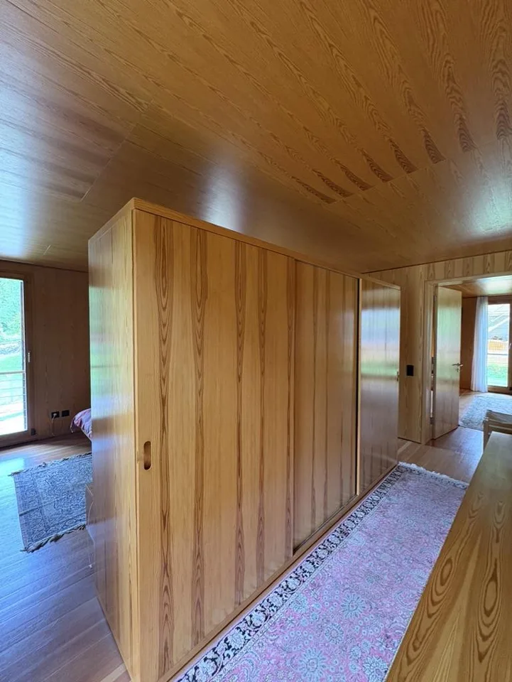 Casa di design in legno immersa nel verde – Foto 20 von 30