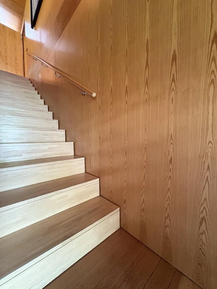 Casa di design in legno immersa nel verde