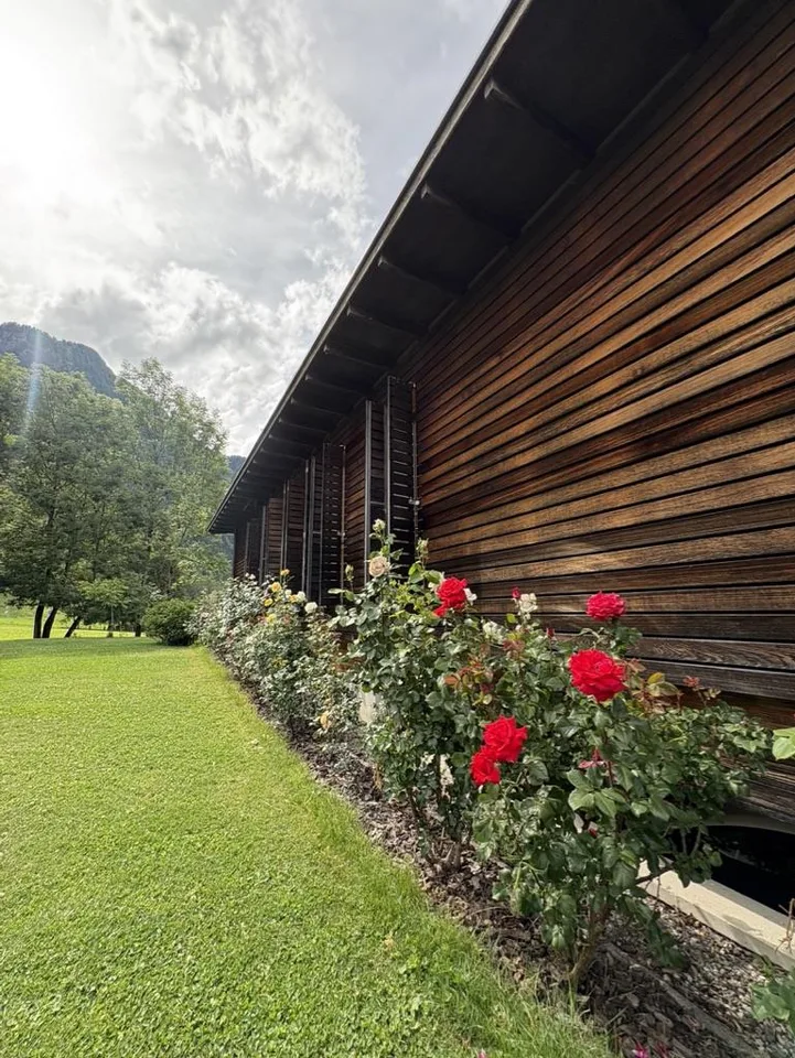 Casa di design in legno immersa nel verde – Foto 28 von 30