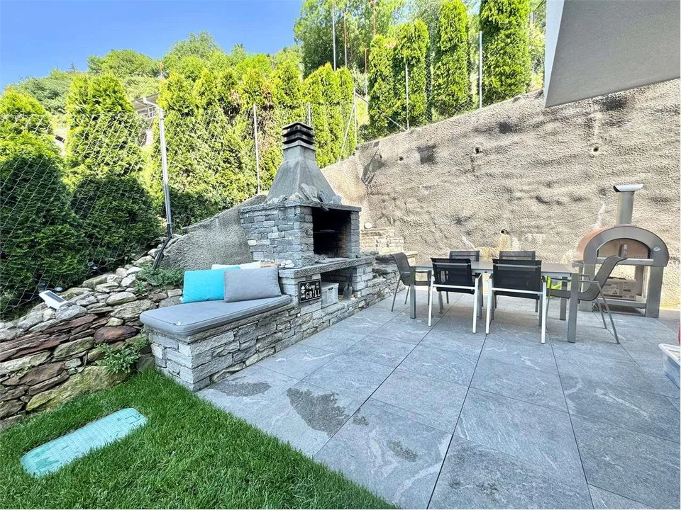 Moderna villa unifamiliare Minergie-P con impianto fotovoltaico e priv