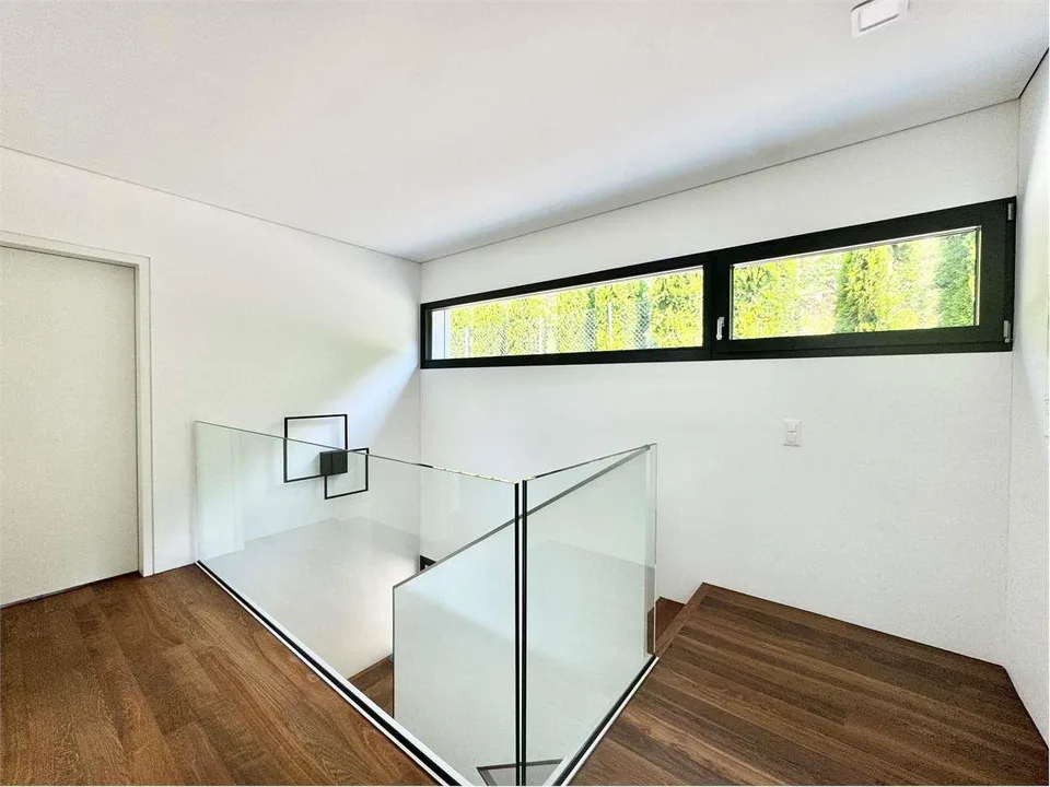 Moderna villa unifamiliare Minergie-P con impianto fotovoltaico e priv – Foto 9 von 13