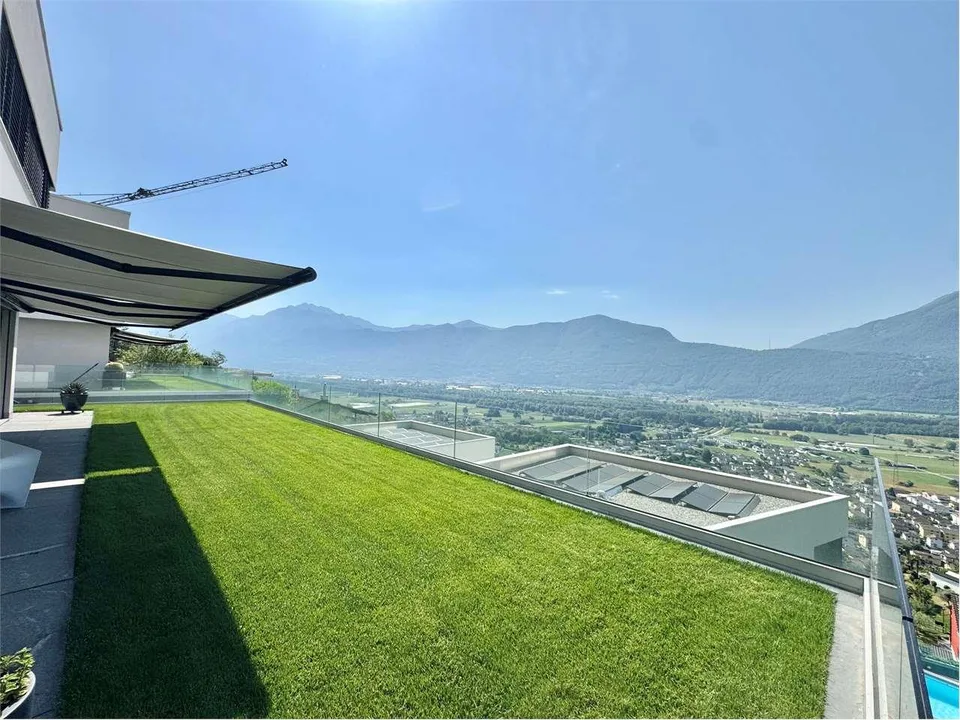Moderna villa unifamiliare Minergie-P con impianto fotovoltaico e priv