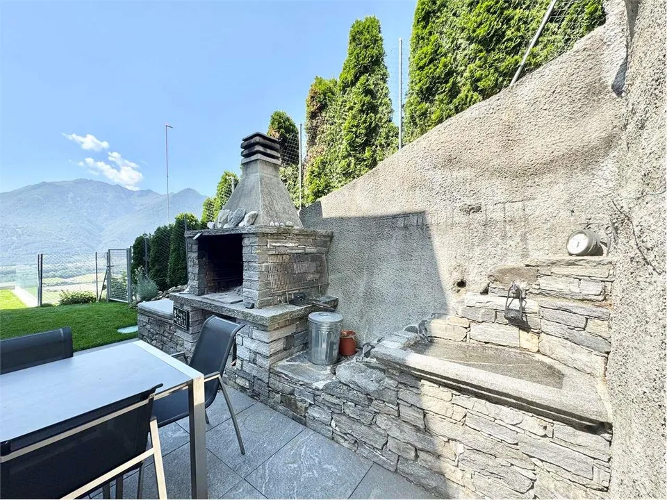 Moderna villa unifamiliare Minergie-P con impianto fotovoltaico e priv