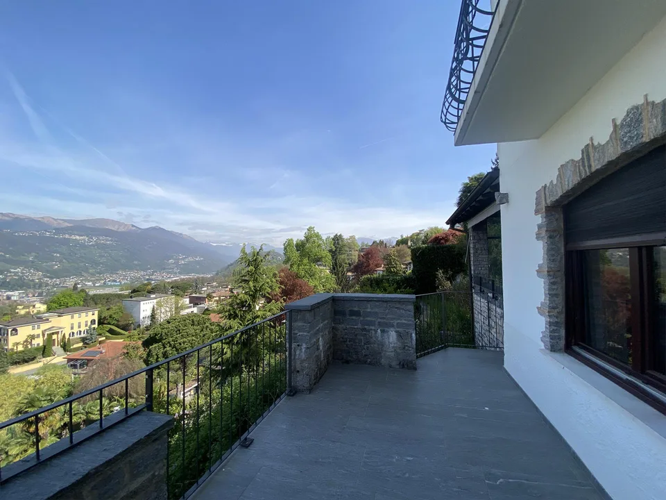 ELEGANTE CASA CON VISTA LAGO NEL CUORE DELLA COLLINA D'ORO – foto 12 di 13