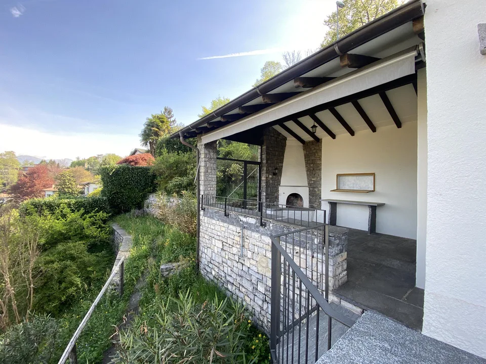 ELEGANTE CASA CON VISTA LAGO NEL CUORE DELLA COLLINA D'ORO – foto 11 di 13