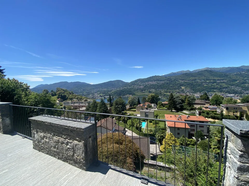 ELEGANTE CASA CON VISTA LAGO NEL CUORE DELLA COLLINA D'ORO