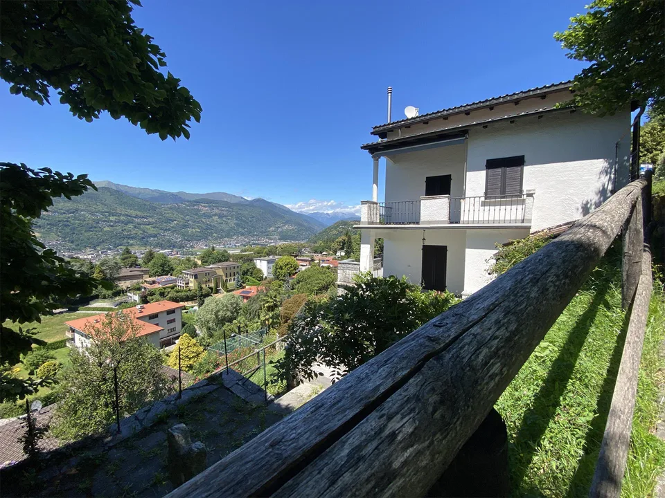 ELEGANTE CASA CON VISTA LAGO NEL CUORE DELLA COLLINA D'ORO