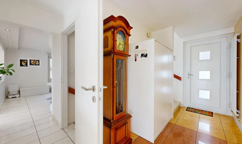 Casa indipendente con grande giardino e ufficio a Colombier