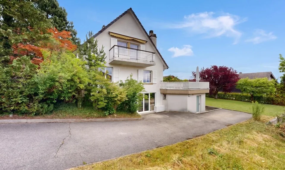 Casa indipendente con grande giardino e ufficio a Colombier