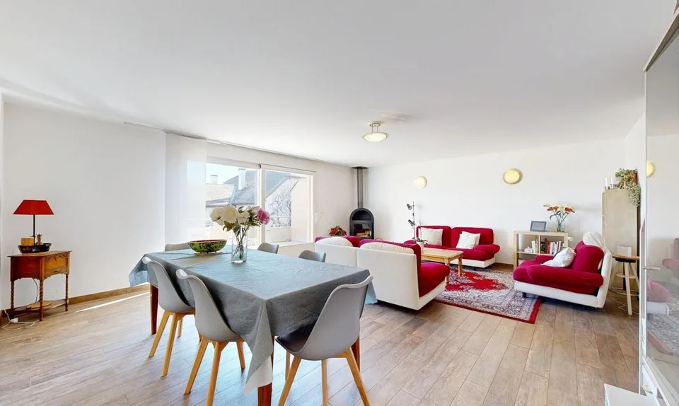 Ampia casa con panorama spettacolare sul lago e le Alpi