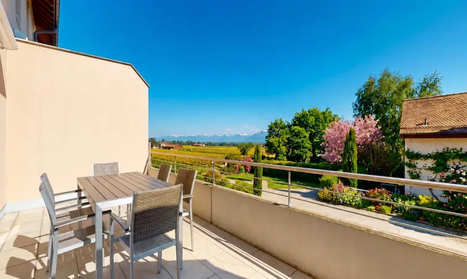 Ampia casa con panorama spettacolare sul lago e le Alpi