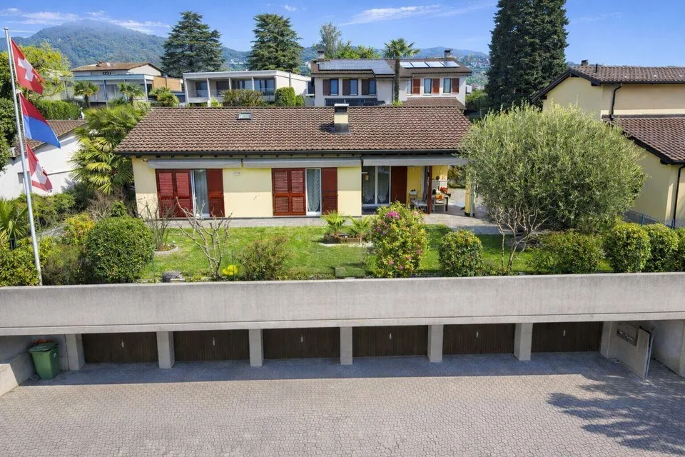 Meravigliosa casa unifamiliare con giardino, vista e posizione sole...