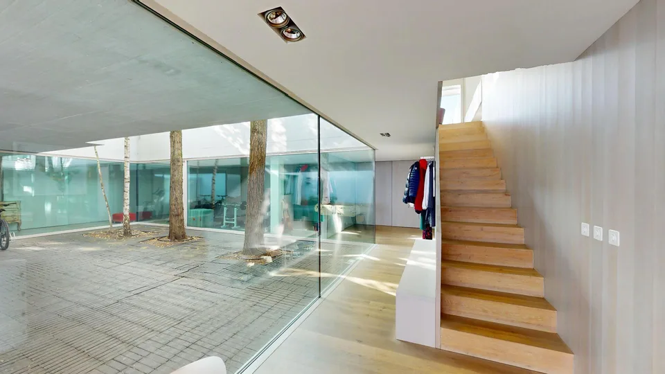 Lichtdurchflutete Räumlichkeiten in offener Architektur mit Pool