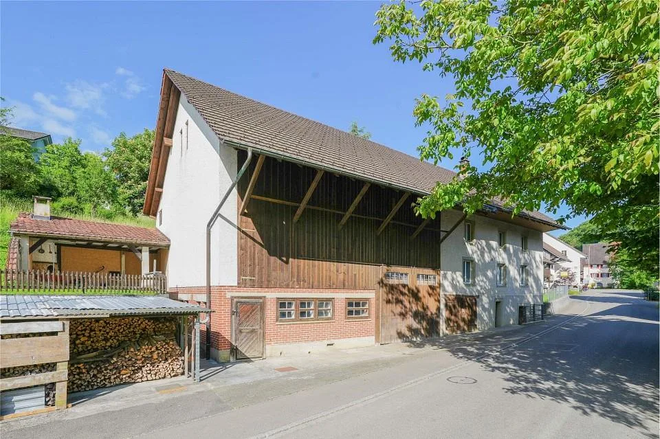 Nie mehr Platzprobleme! Gemütliches Wohnhaus mit riesigem Ökonomieteil