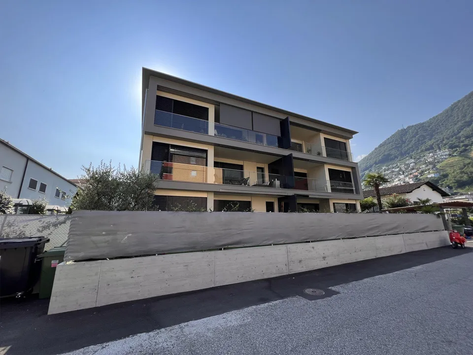Elegante 3.5 locali con terrazzo e garage a Gordola
