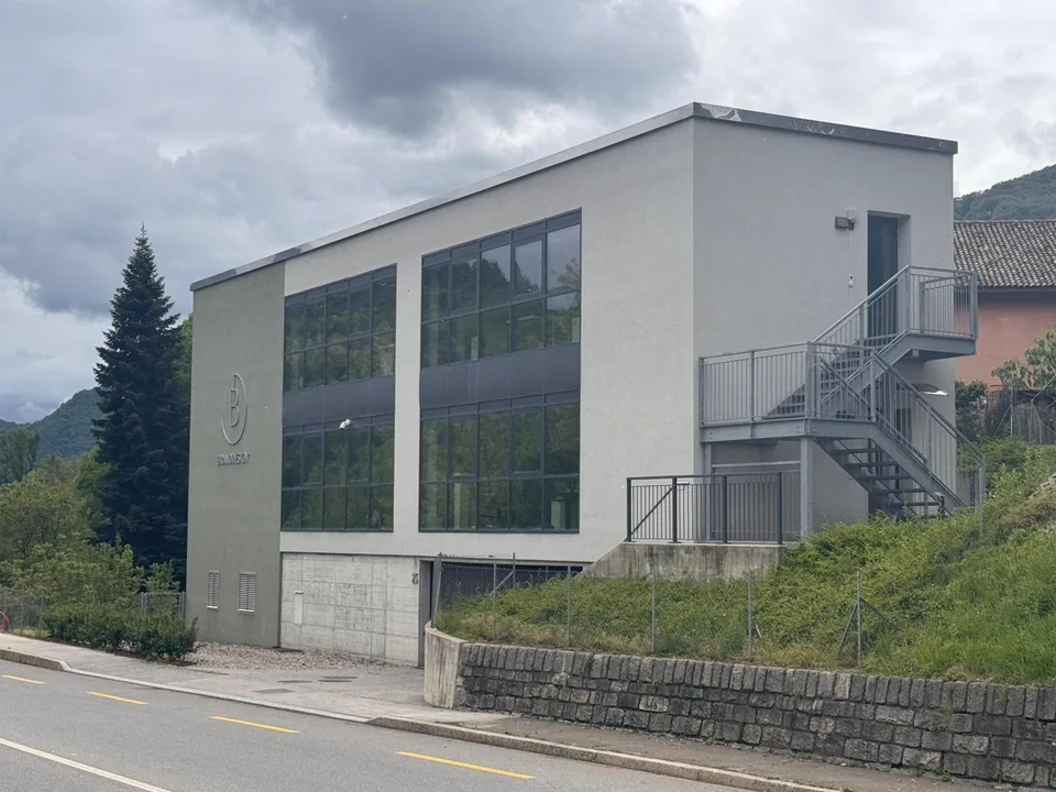 MODERNO ED AMPIO STABILE COMMERCIALE DI 670 MQ A TAVERNE