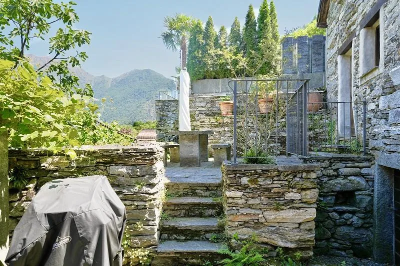 wunderschönes 3 1/2-Zimmer-Rustico mit Granitsteinsitzplatz im Dorf...