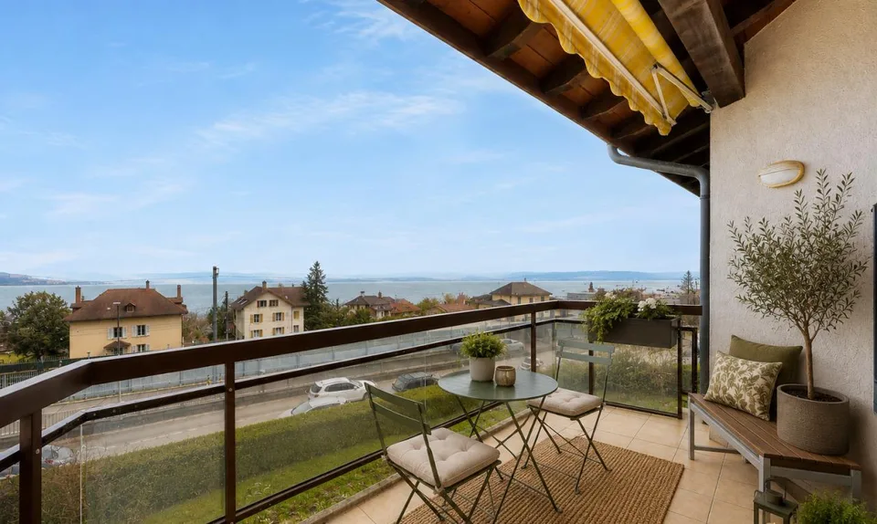 St Blaise: Dernier étage avec vue lac, mezzanine et beaux volumes