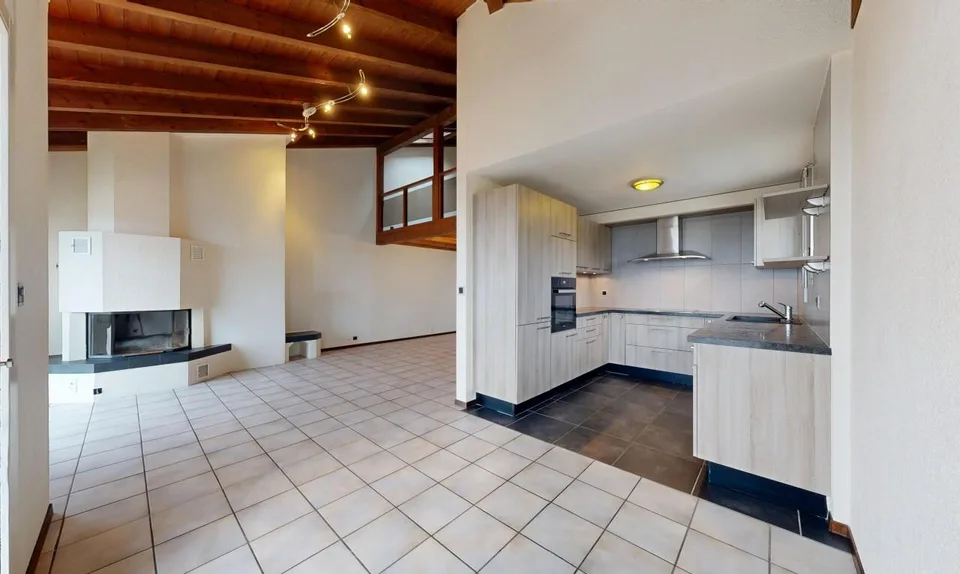 St Blaise: Letzte Etage mit Seeblick, Mezzanin und schönen Volumen