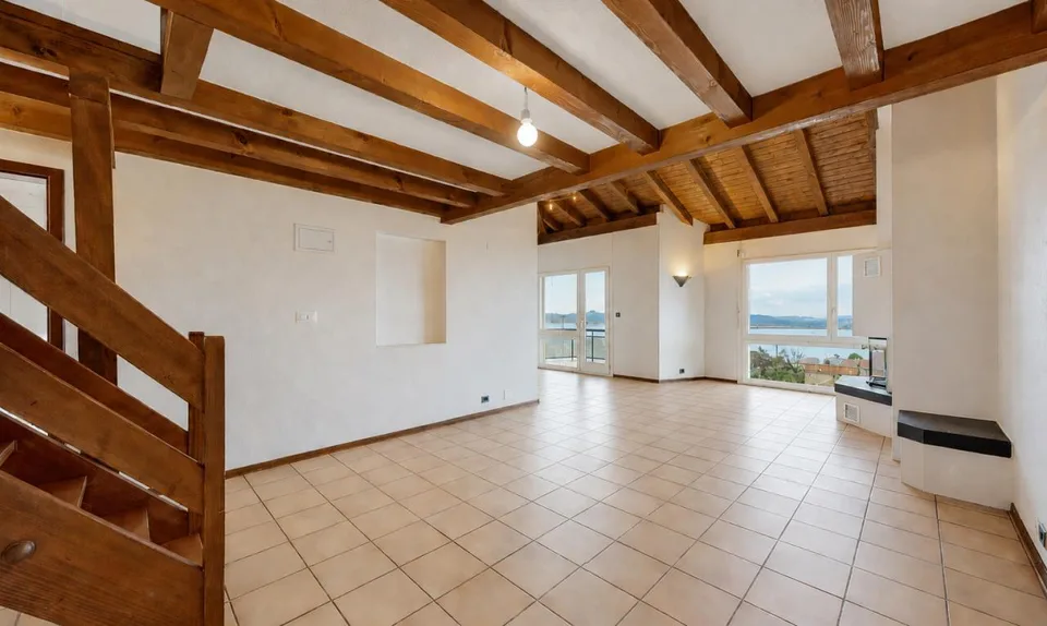 St Blaise: Letzte Etage mit Seeblick, Mezzanin und schönen Volumen