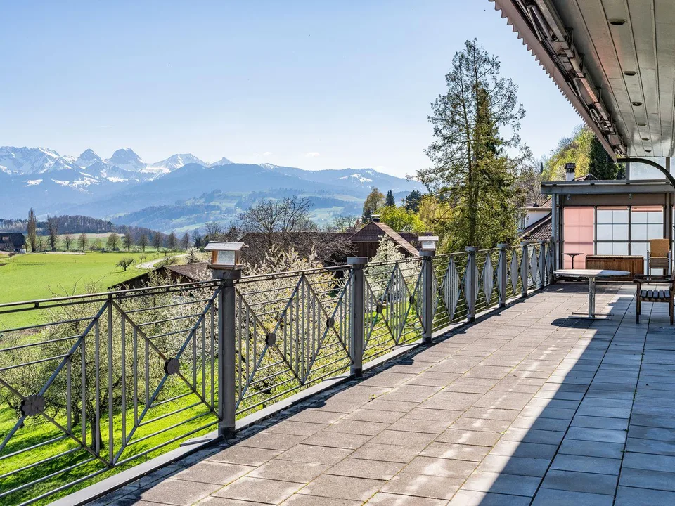 Königlich leben: Landhausvilla mit Bauparzelle