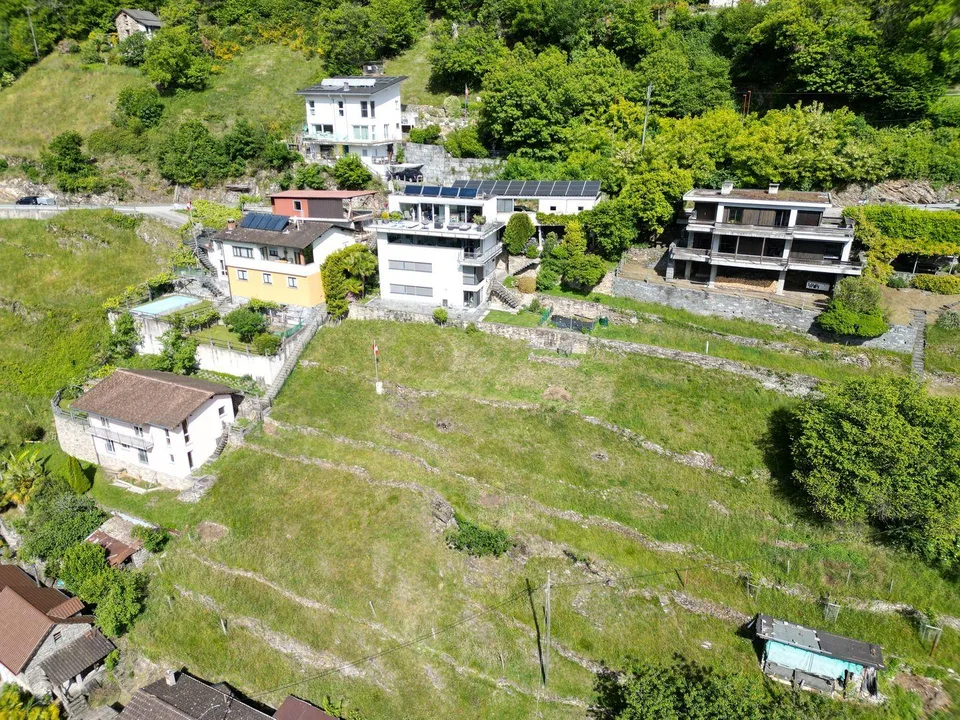 Casa plurifamiliare con grande potenziale e terreno edificabile inc...