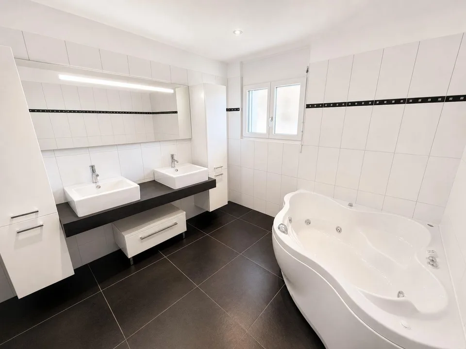 Casa plurifamiliare con grande potenziale e terreno edificabile inc... – Foto 8 von 13