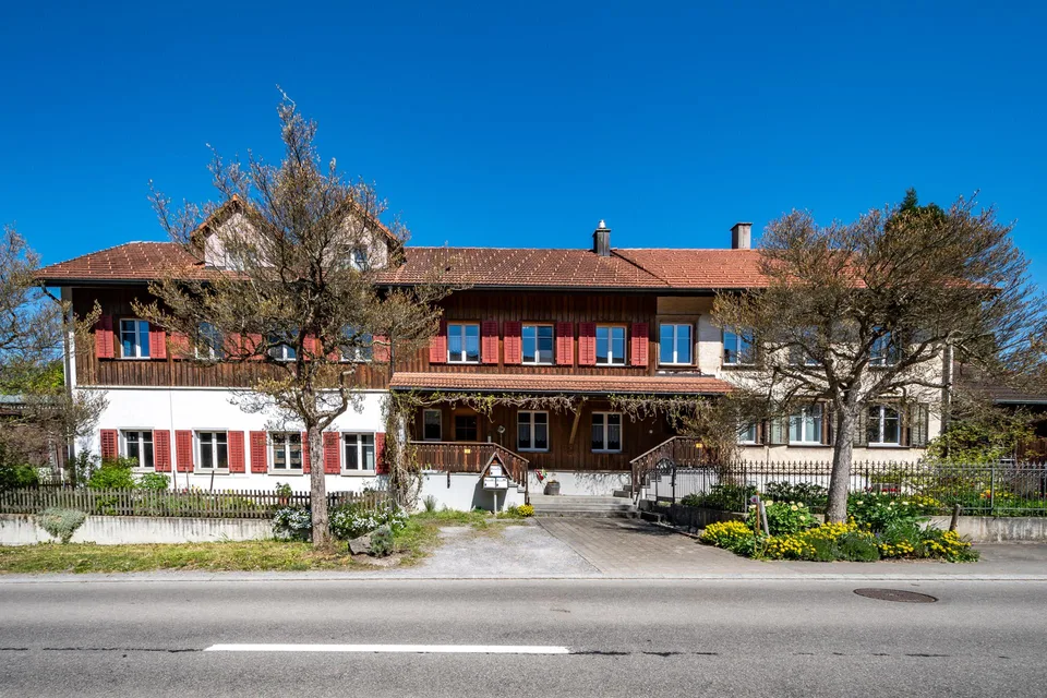 Vielfältiges Landanwesen, 3 Wohneinheiten, Stall & Remisen