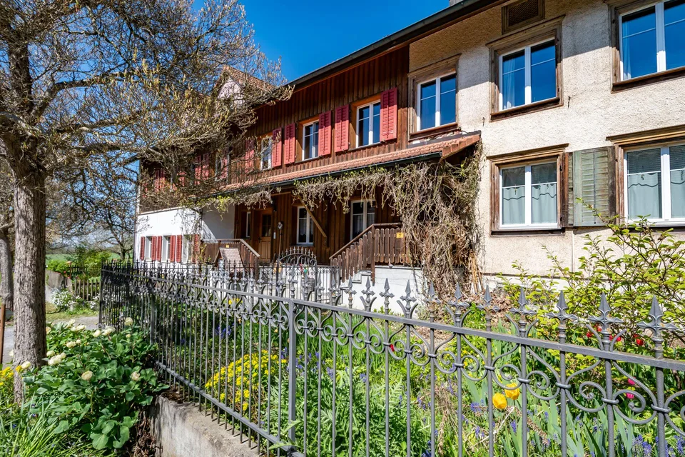 Vielfältiges Landanwesen, 3 Wohneinheiten, Stall & Remisen