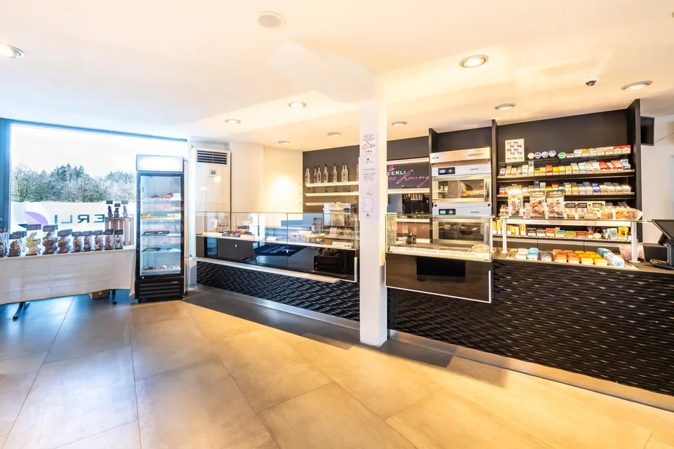 Tankstelle, Shop, Coffee Lounge und Wohnen – ein vielseitiges Gesam...