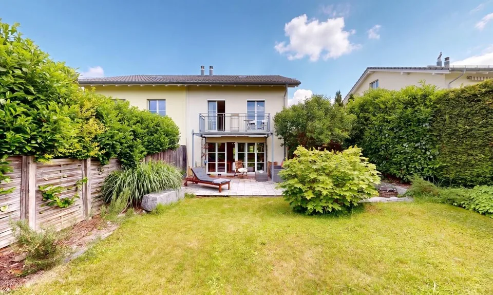 Ampia casa bifamiliare di 5,5 stanze a Mönchaltorf
