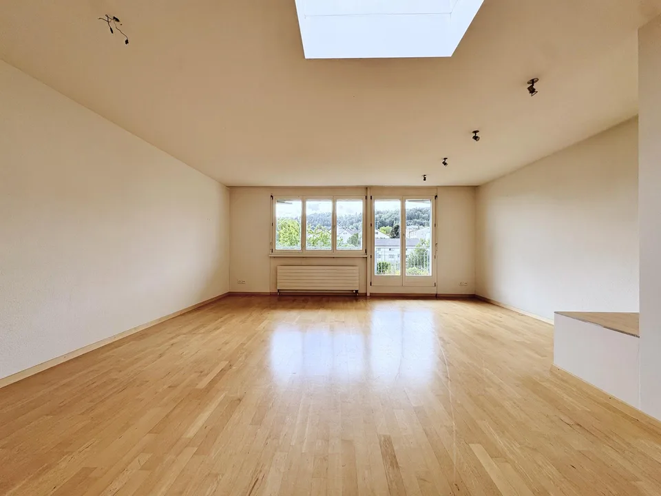 5.5-Zimmer-Maisonette mit Parkplatz – zentral gelegen, angenehm ruhig