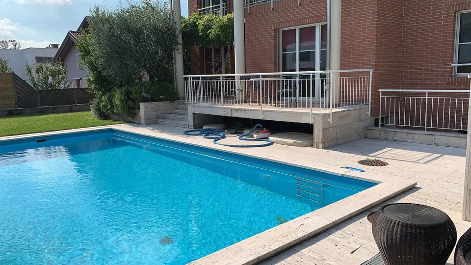 Caslano – Moderna villa con piscina giardino e monolocale indindente
