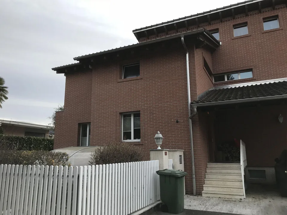 Caslano – Moderna villa con piscina giardino e monolocale indindente