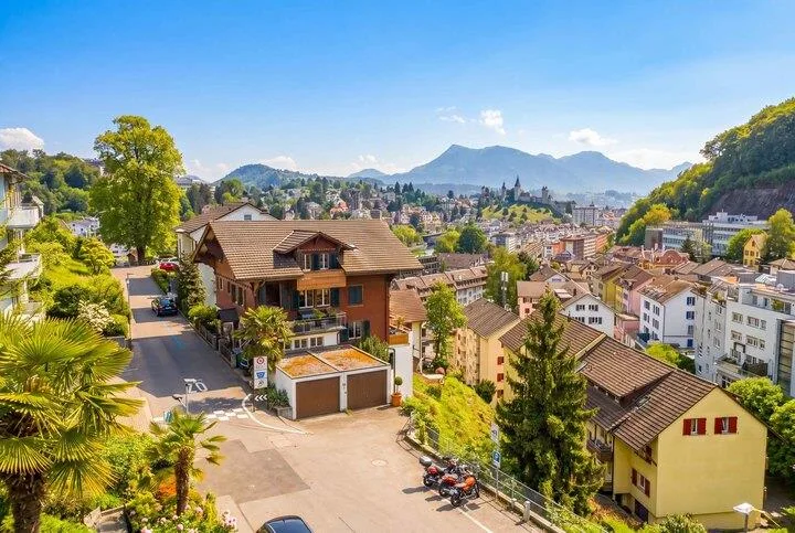 CHALET CHARME IN DER STADT MIT DREI EINHEITEN