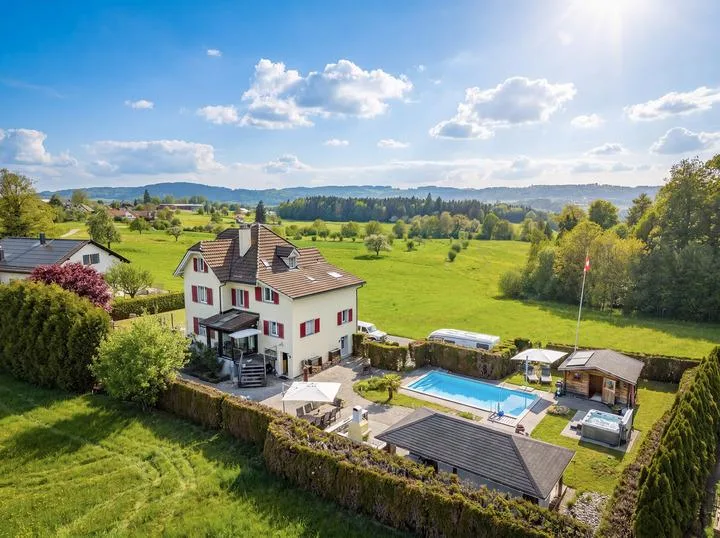 FÜRSTLICH WOHNEN AUF DEM LANDE - 9.5 ZIMMERHAUS MIT WELLNESS OASE
