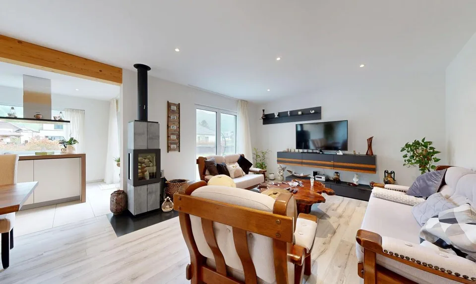 Bungalow mit Pool an ruhiger Lage im Jura