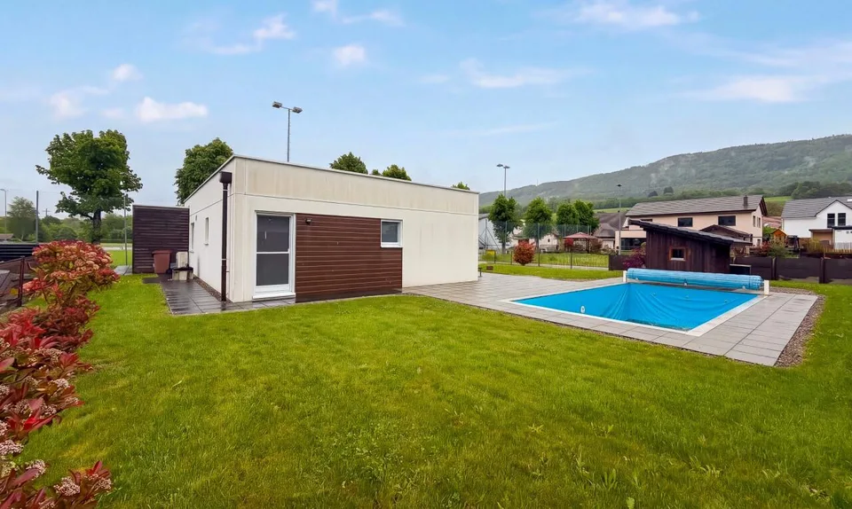 Bungalow mit Pool an ruhiger Lage im Jura