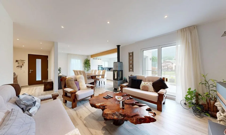 Bungalow mit Pool an ruhiger Lage im Jura