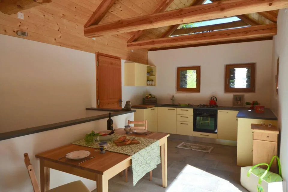 Charmantes Steinhaus mitten im Grünen