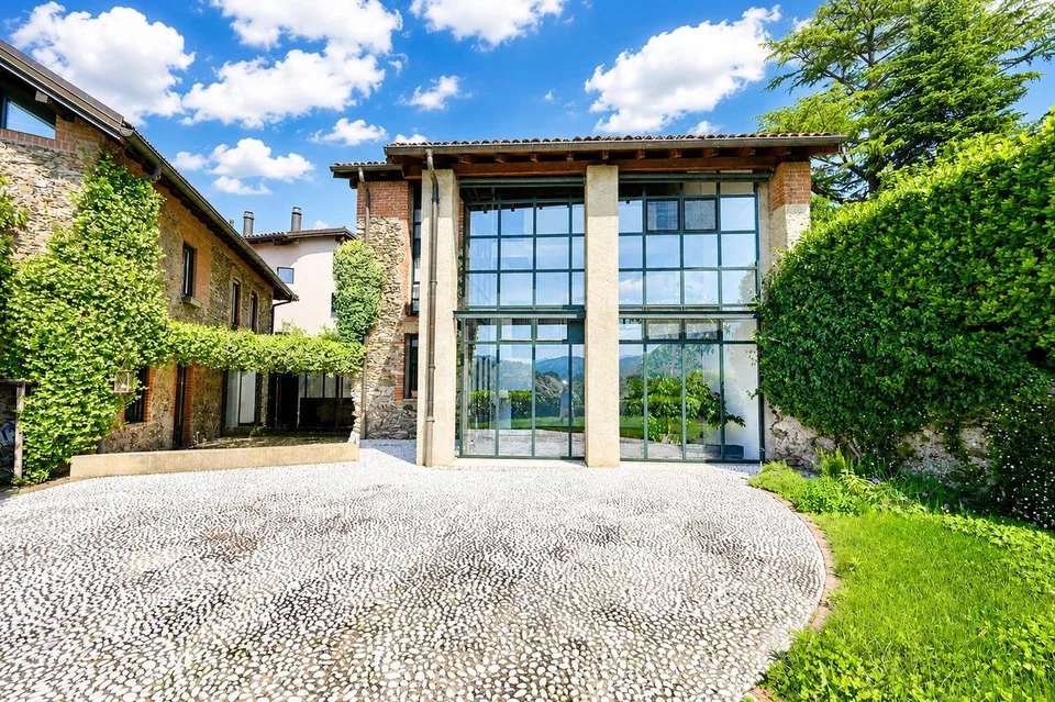 Elegante Villa di Charme con Giardino e Vista Lago