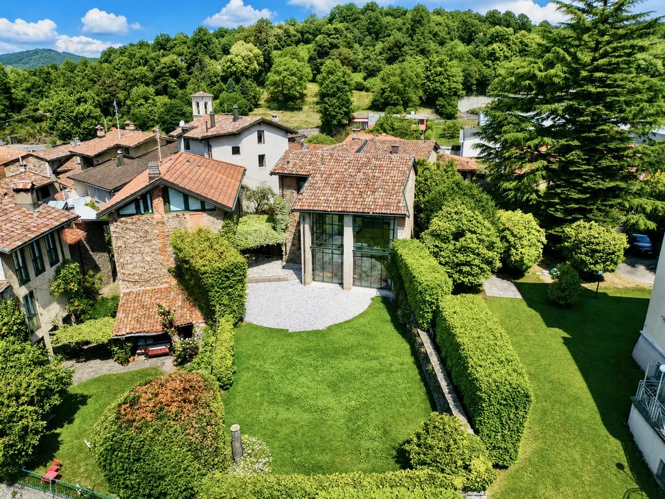 Elegante Villa di Charme con Giardino e Vista Lago