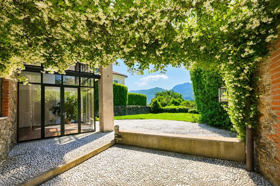 Elegante Villa di Charme con Giardino e Vista Lago