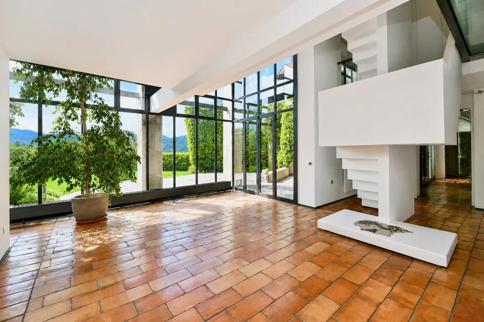 Elegante Villa di Charme con Giardino e Vista Lago