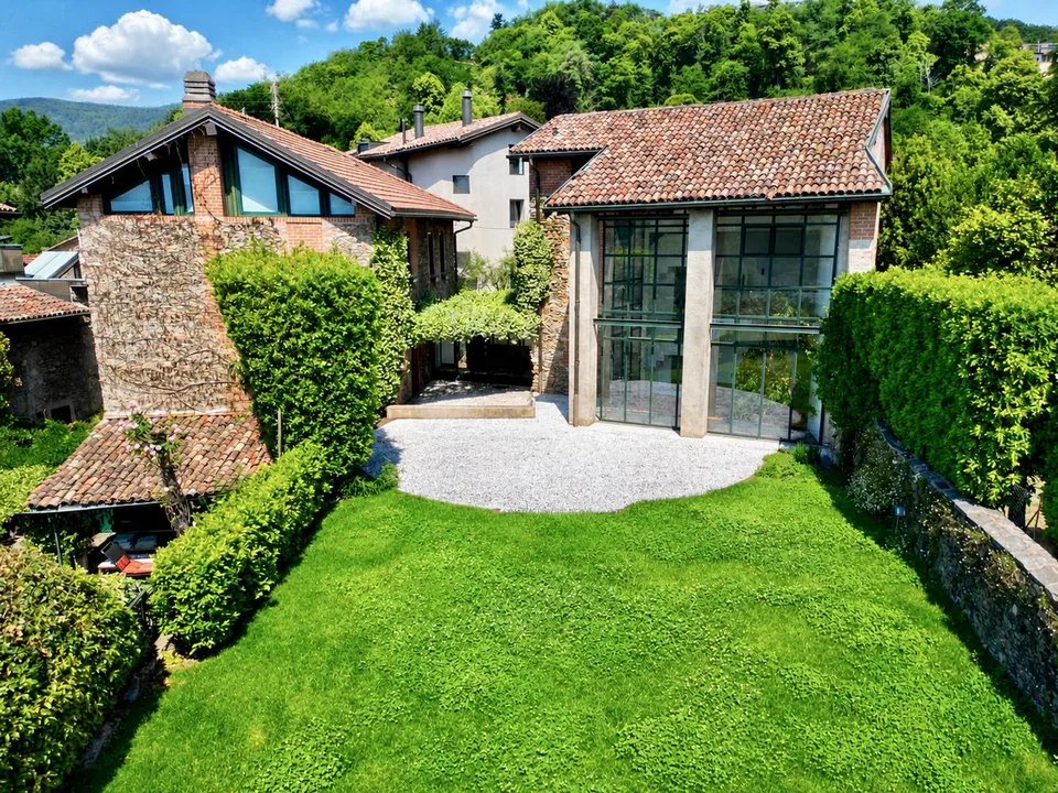 Elegante Villa di Charme con Giardino e Vista Lago