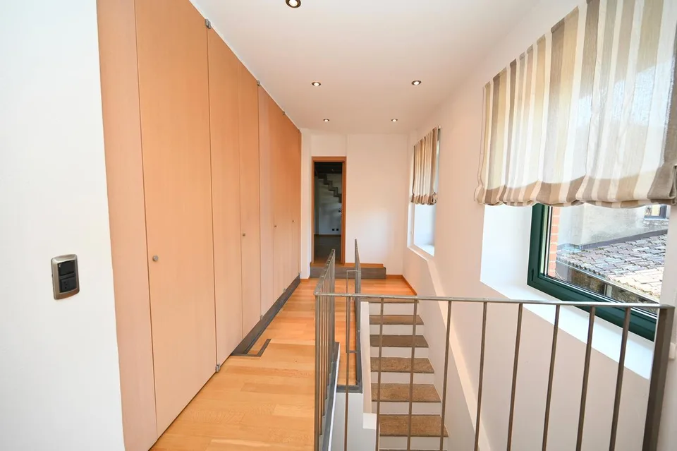 Elegante Villa di Charme con Giardino e Vista Lago – Foto 22 von 30