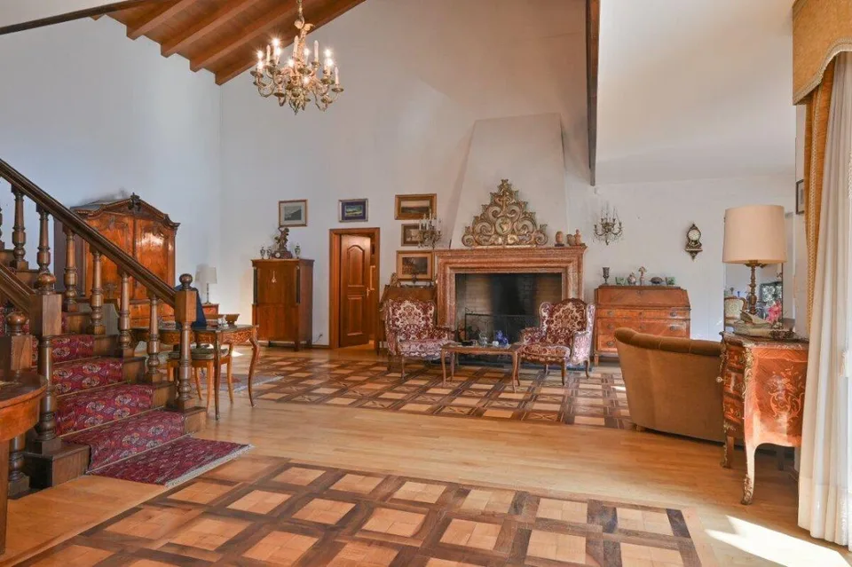 Herrschaftliche Villa mit Pool an exklusiver Lage | Prestigious sta...