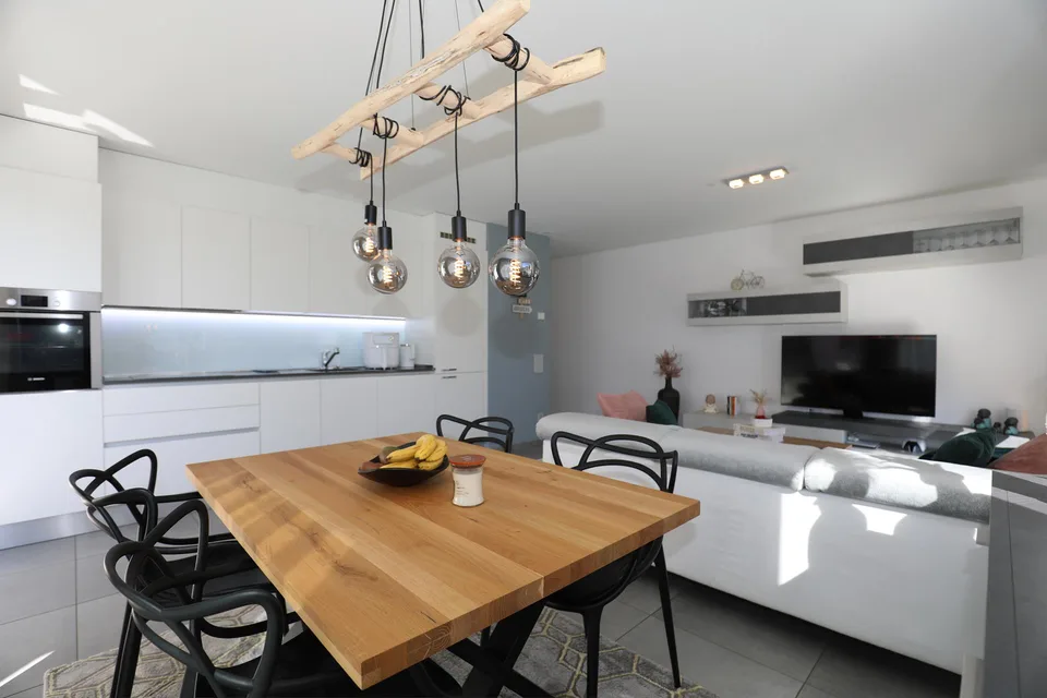Moderno appartamento all'ultimo piano con vista aperta – foto 7 di 23