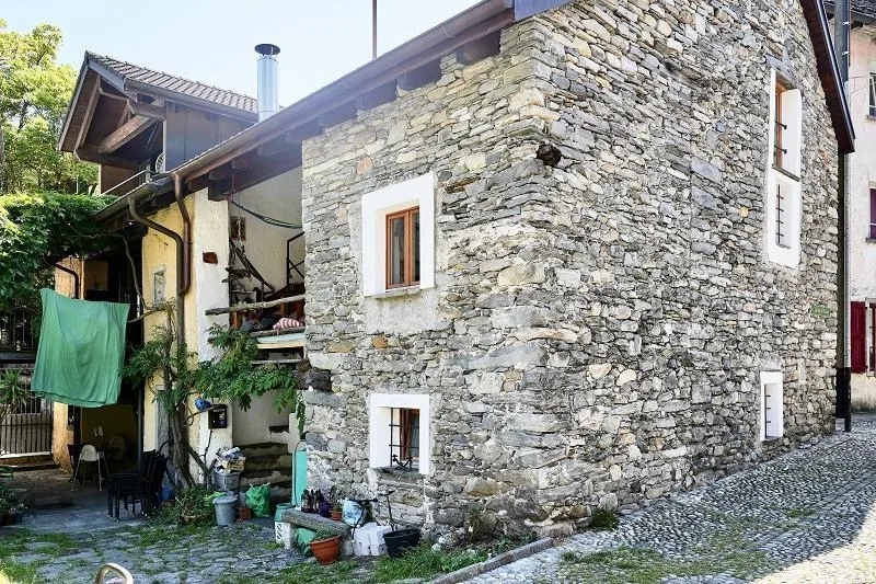 charmantes 3 1/2-Zimmer-Rustico mit Loggia   /   bel rustico di 3 1...