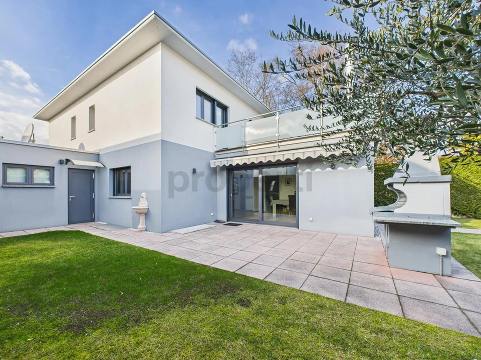 Moderna casa indipendente 8 locali con ampio parcheggio, Cadempino